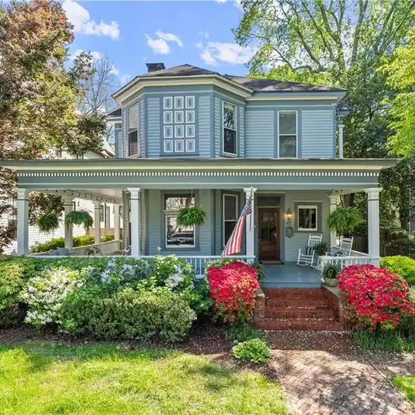TIMELESS VICTORIAN ELEGANCE IN THE HEART OF MIDTOWN