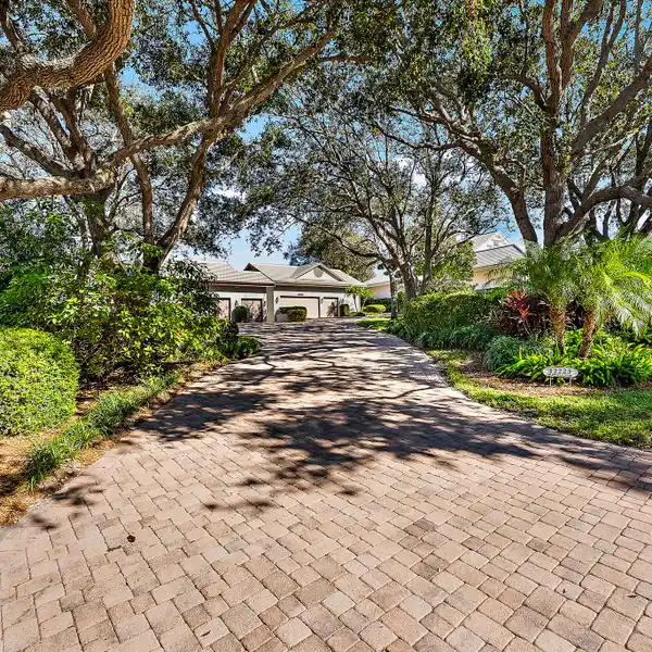 MOVE-IN READY SLEEK CONTEMPORARY