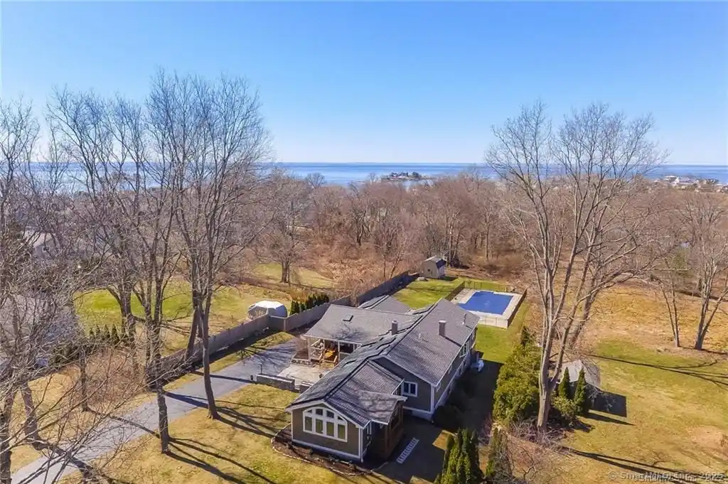 Stylish and Spacious Embankment Ranch