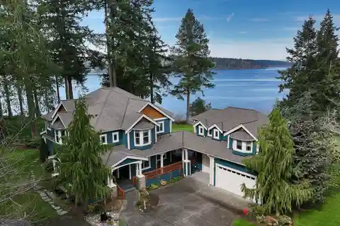 Amazing Home Above Holmes Harbor
