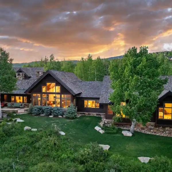 ELEGANT MOUNTAIN RESIDENCE WITH BREATHTAKING VIEWS