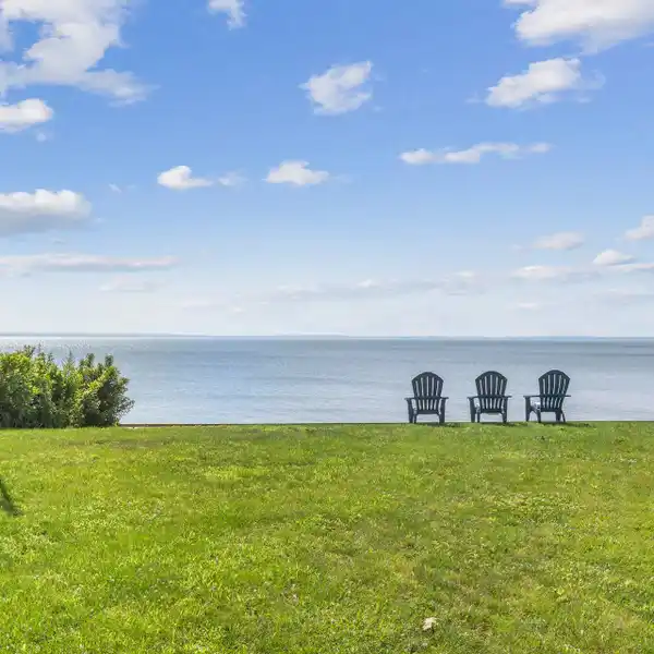 STYLISH BEACH COTTAGE WITH STUNNING WATER VIEWS