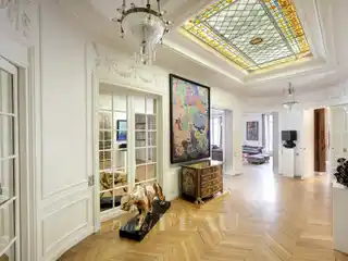 Meticulously Renovated South-facing Apartment