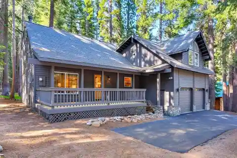 Cozy Tahoe Donner Cabin with Scenic Deck and Charm
