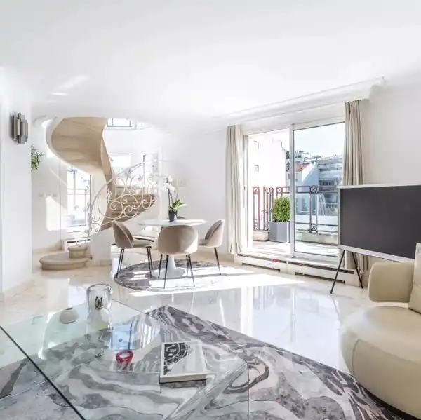 SUNNY DUPLEX WITH EXPANSIVE TERRACE VIEWS
