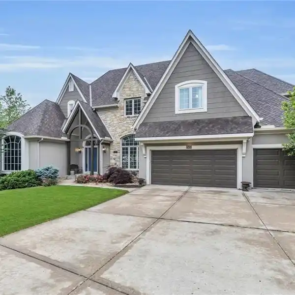 LUXURY LIVING AT THE 13TH TEE WITH WINE CELLAR