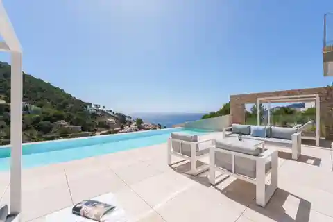 Spectacular Luxury Villa with Unobstructed Sea Views