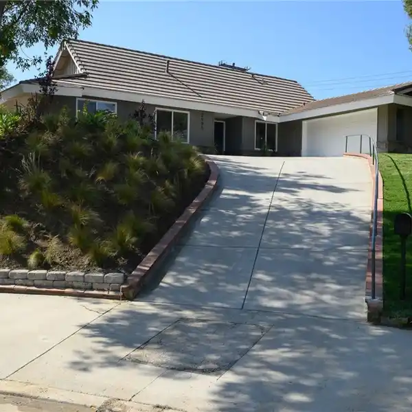 GOURMET KITCHEN FEATURING CENTER ISLAND AND PANTRY