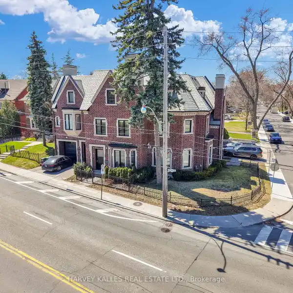 STUNNING THREE-STOREY HOME OFFERING A BRIGHT OPEN-CONCEPT