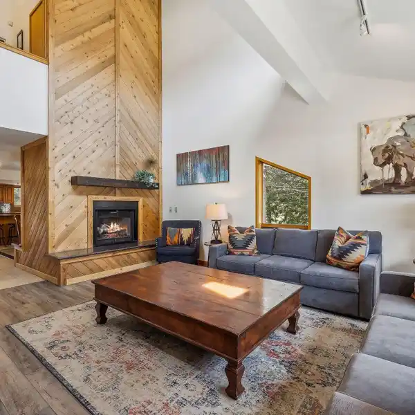 END-UNIT TOWNHOME IN SOUGHT-AFTER FAWNGROVE