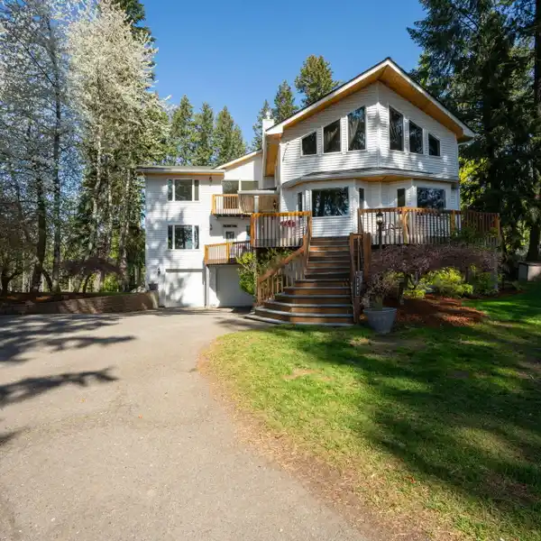 SPACIOUS HOME WITH LAKE ACCESS