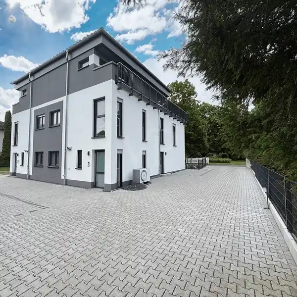THREE-LEVEL MODERN HOME NEXT TO A PARK