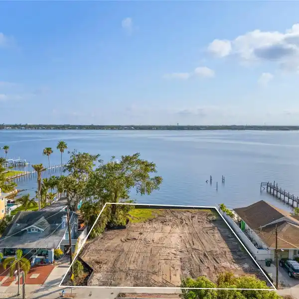 MAJESTIC RIVERFRONT PROPERTY