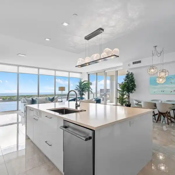 EXQUISITE RESIDENCE IN THE SKY IN THE PALM BEACHES