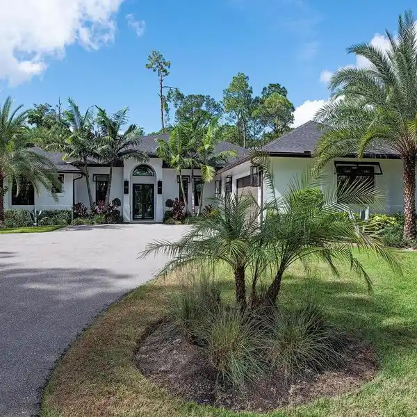 EXCLUSIVE ESTATE ON 2.5 ACRES