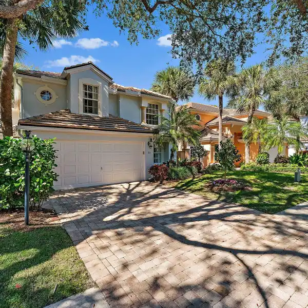 EXQUISITELY REMODELED RESIDENCE IN GATED OAK HARBOUR