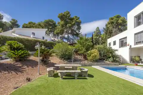 Elevated Residence in Santa Apolonia