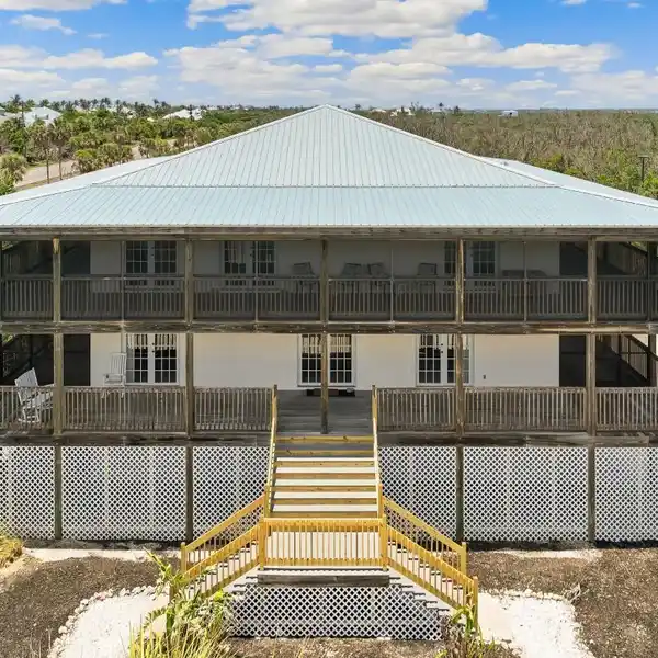 CUSTOM RETREAT BORDERING NATURE PRESERVE