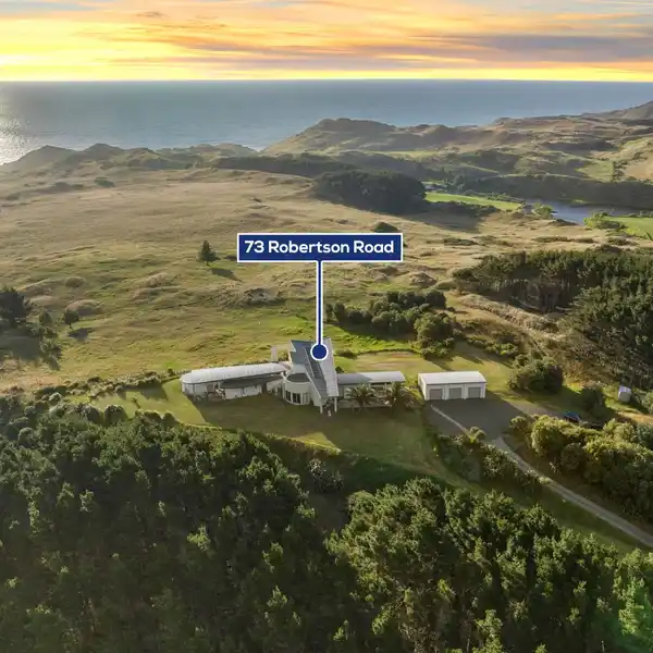 ARCHITECT-DESIGNED HAVEN WITH 270° OCEAN VIEWS