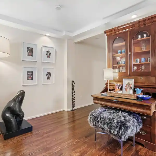 DESIGNER-OWNED SUNNY CONDO IN IDEAL LOCATION