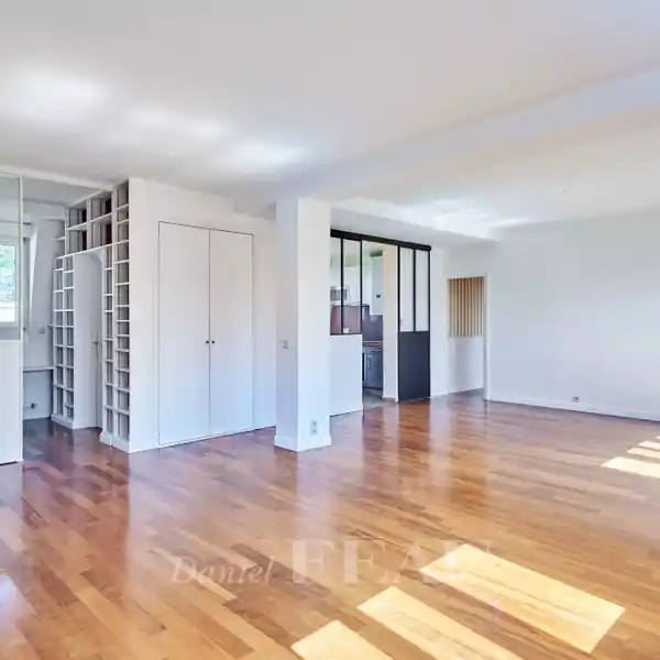 BRIGHT DUAL-ASPECT APARTMENT WITH GARDEN VIEWS