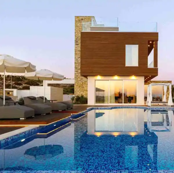 ONE-OF-A-KIND RESIDENCE