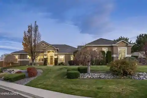 Exquisite Residence with Beautiful Mountain Surroundings