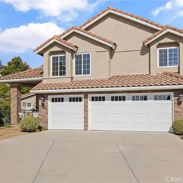 OPEN LIVING AND DINING AREAS WITH HIGH CEILINGS & CROWN MOLDING