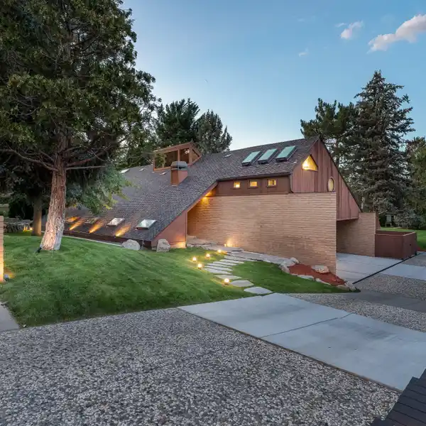 UNIQUE ARCHITECTURAL MASTERPIECE IN LAKE RIDGE SHORES