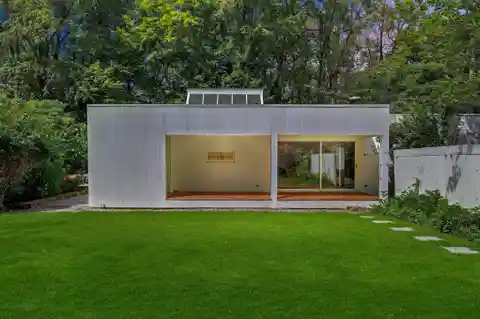 Dramatic Architecture Meets Serene Privacy
