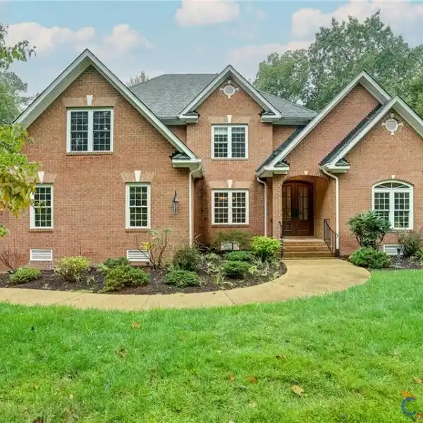 WOODLAND POND GEM WITH STUNNING ARCHITECTURAL DETAILS