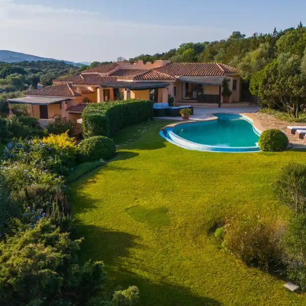 EXPANSIVE NINE BEDROOM VILLA IN A LUSH SETTING