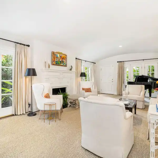 CHARMING TOWNHOME IN THE HEART OF TOWN