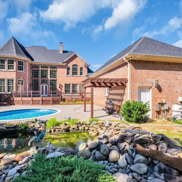 THIS LUXURY HOME HAS QUALITY WORKMANSHIP THROUGHOUT