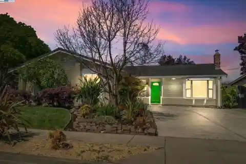 Bright and Charming Home in Sought-after Ardenwood