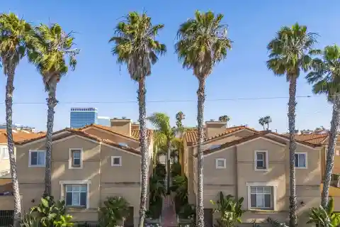 Bright End-Unit Contemporary Mediterranean Townhouse