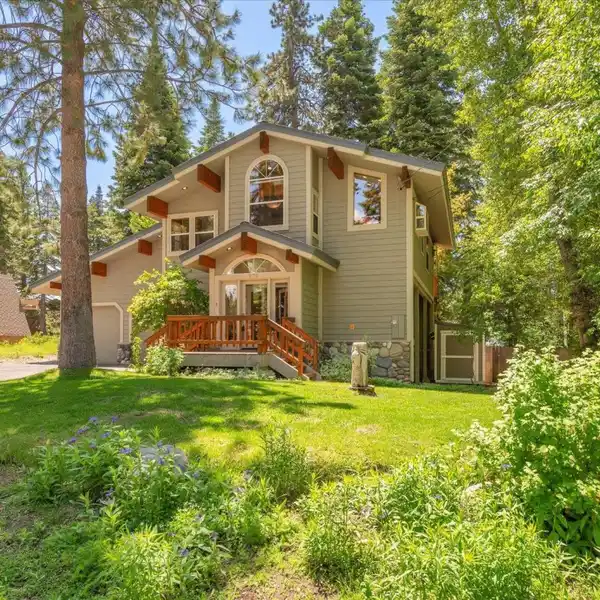 MOUNTAIN RETREAT IN DESIRABLE CARNELIAN HEIGHTS