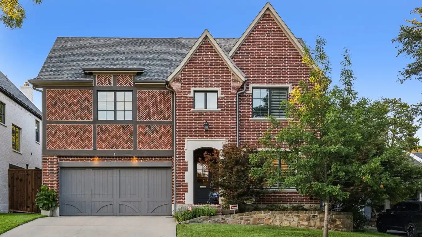 An Unparalleled Blend of Elegance and Comfort in Lakewood Hills