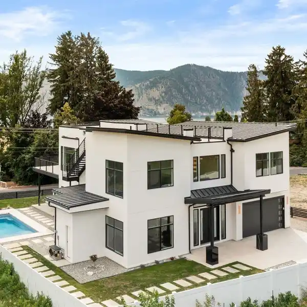 BRAND NEW LUXURY CHELAN RESIDENCE