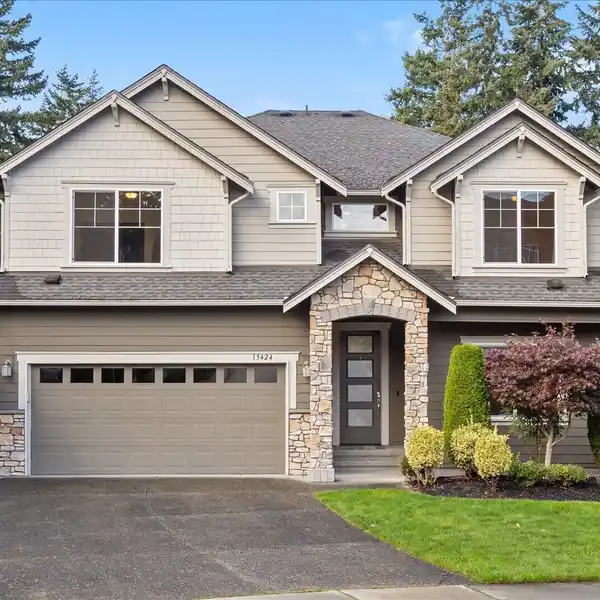 STUNNING HOME BACKING TO MEADOWDALE BEACH PARK