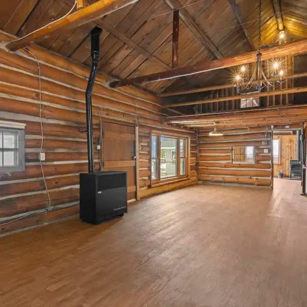 THE LOG - HISTORIC WATERFRONT RETREAT