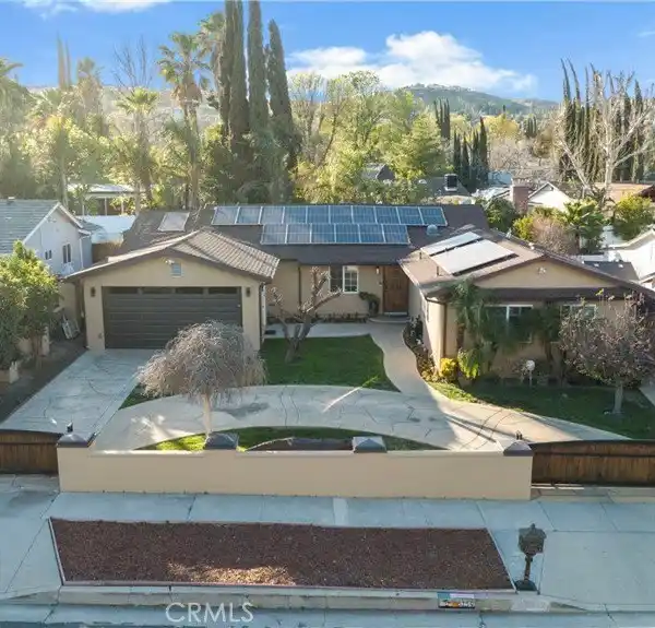 WONDERFUL WOODLAND HILLS HOME