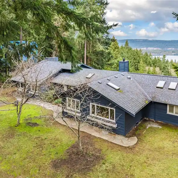 EXCEPTIONAL FIVE-ACRE ESTATE