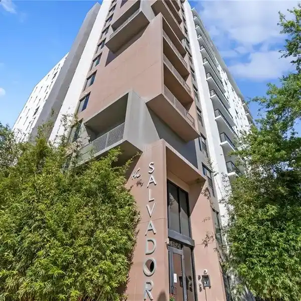 EXCLUSIVE WATERFRONT PENTHOUSE WITH PANORAMIC BAY VIEWS