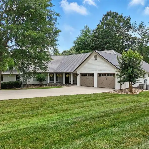 ALL-SEASON LUXURY RETREAT ON CHEROKEE LAKE