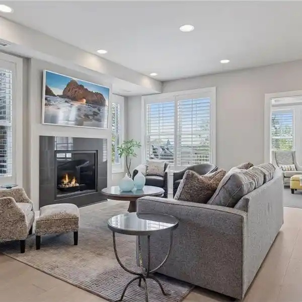 LUXE TOP-FLOOR CONDO OVERLOOKING WAYZATA BAY