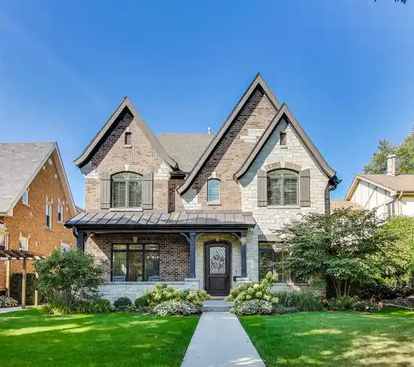 ELEGANT FLOW WITH DESIGNER TOUCHES THROUGHOUT