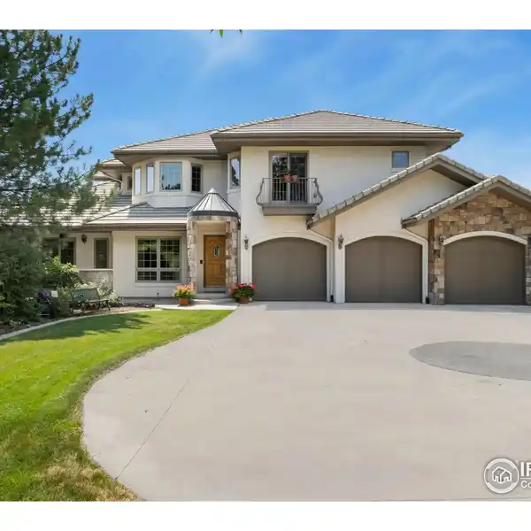 UNPARALLELED LAKEFRONT LIVING