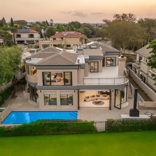 MODERN ESTATE LIVING WITH PANORAMIC GOLF VIEWS