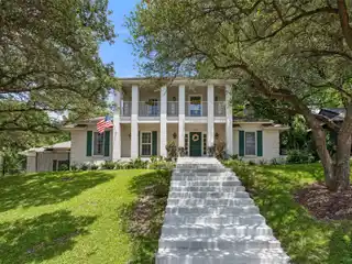 Comfortable Colonial in Prestigious Rivercrest